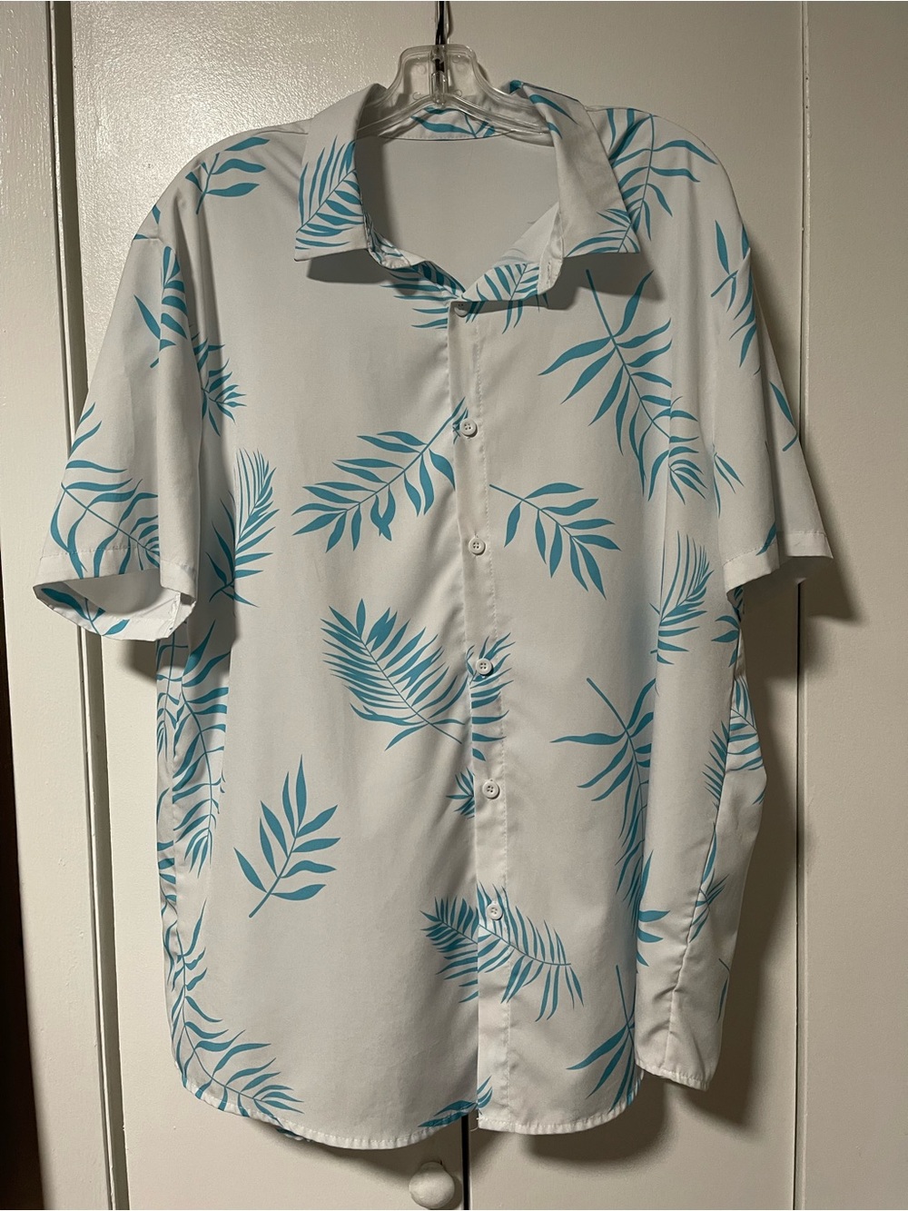 Casual White Short-Sleeve Button-Down Shirt with Teal Leaf Print